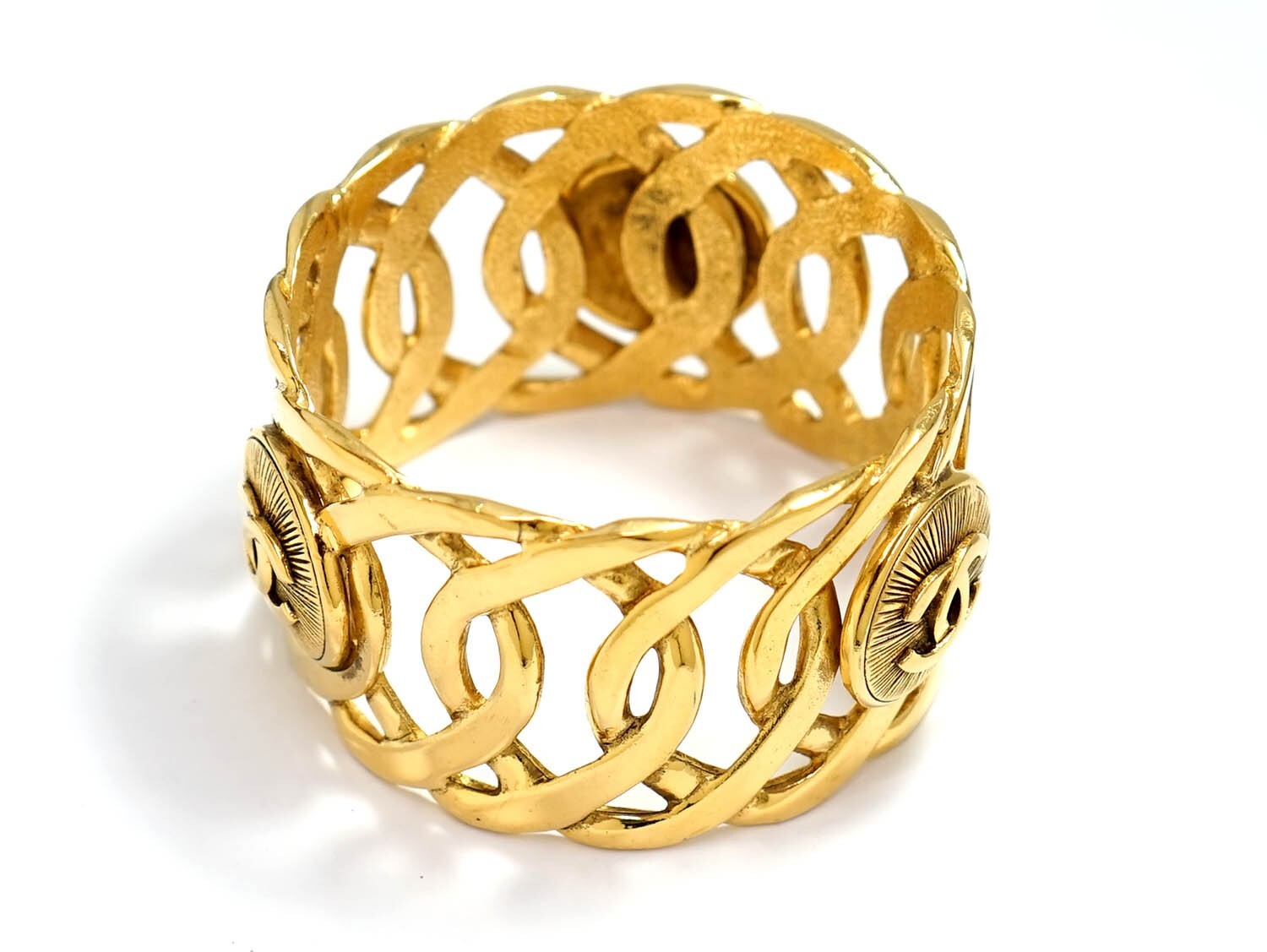 CHANEL CC Logo Round Bangle Bracelet 8.2″ Gold Tone Auth w/Box w11581