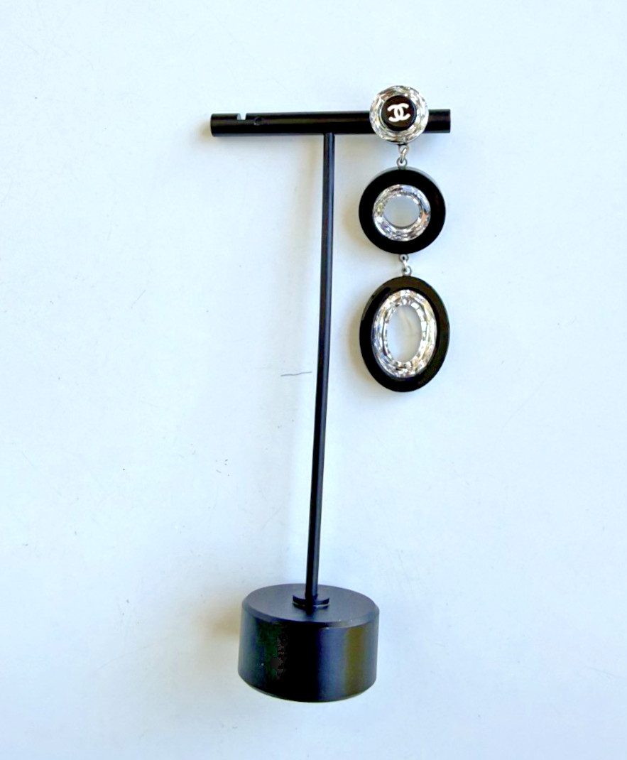 SINGLE CHANEL 60S-STYLE DROP-DISC EARRING BLACK AND SILVER MIRROR WITH CC LOGO