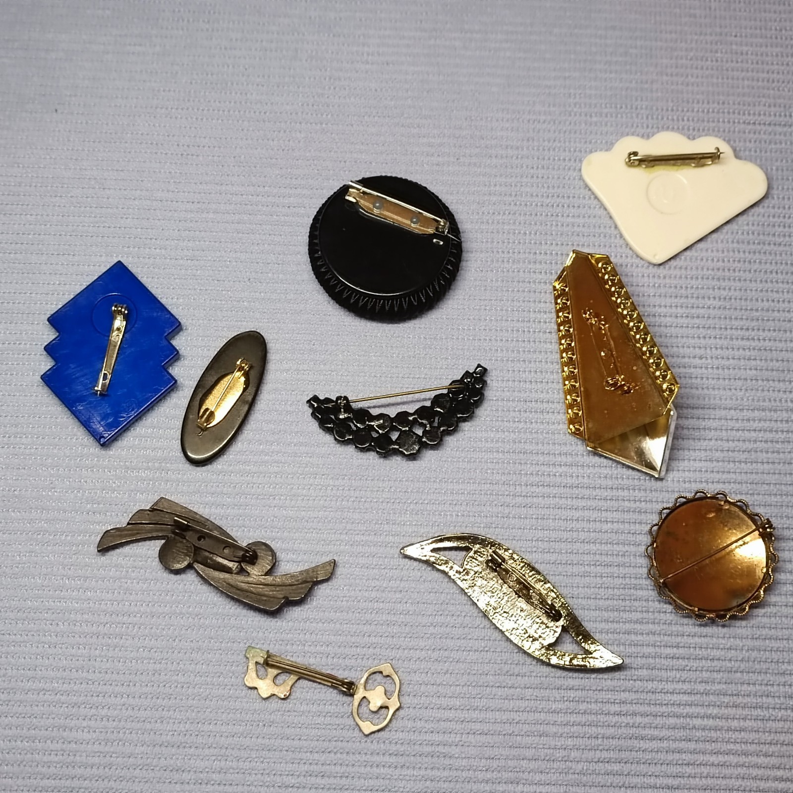 Super price! Set of 10 Brooches – Vintage