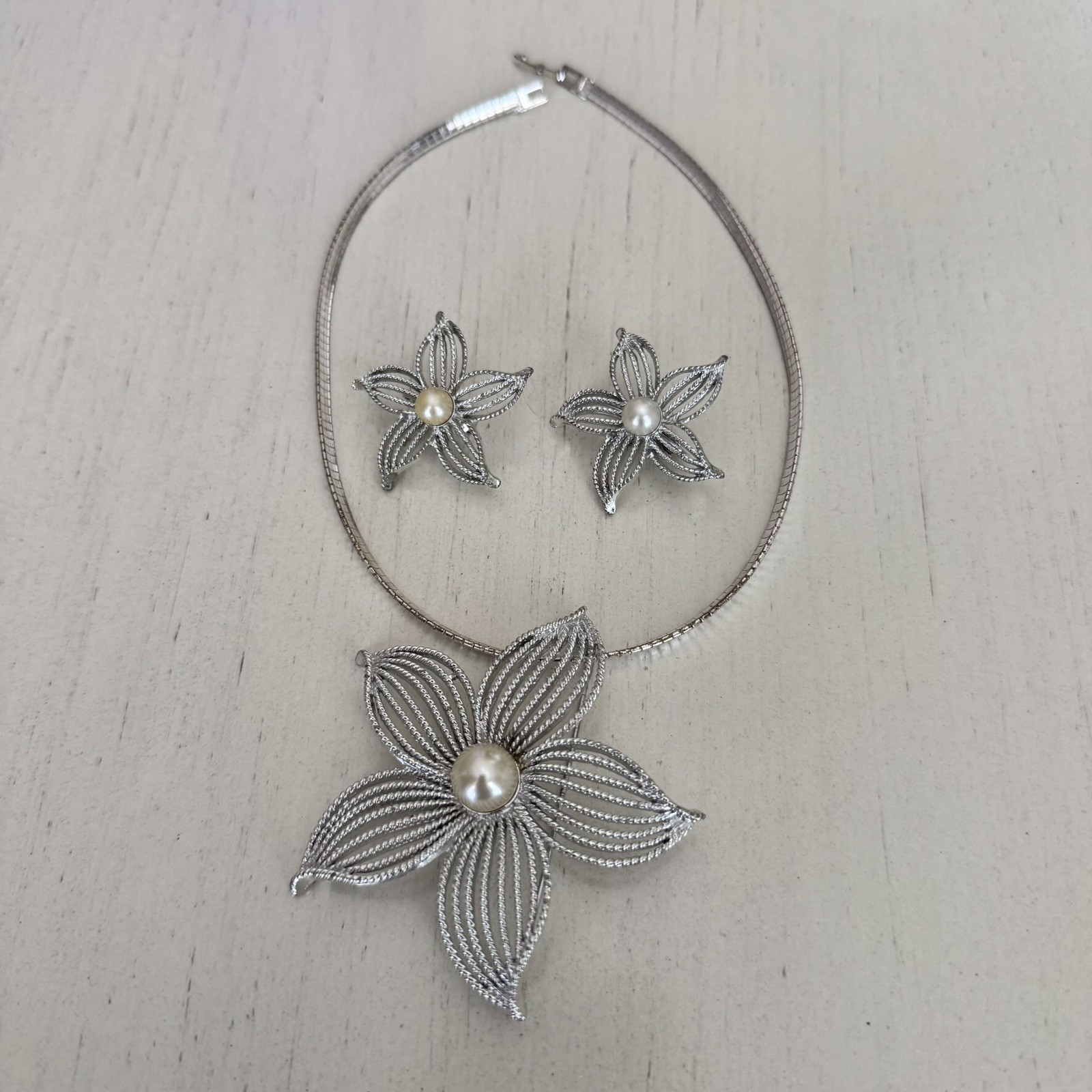 Silver Tone Jewelry Set clip on earrings + broche can b worn w necklace
