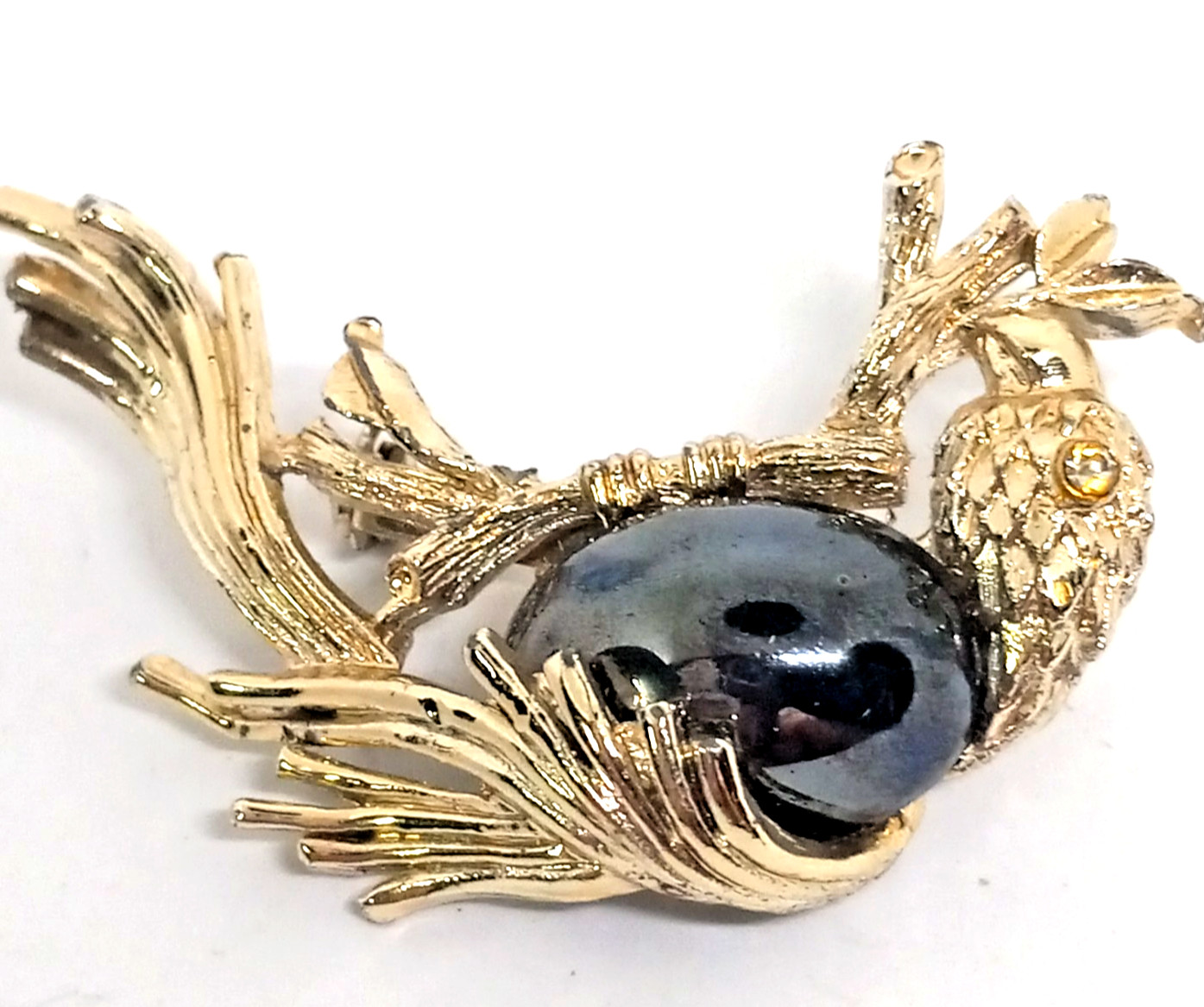 Vintage Unmarked Gold Tone Dimensional Bird & Nest Faux Onyx Egg Pin/Brooch