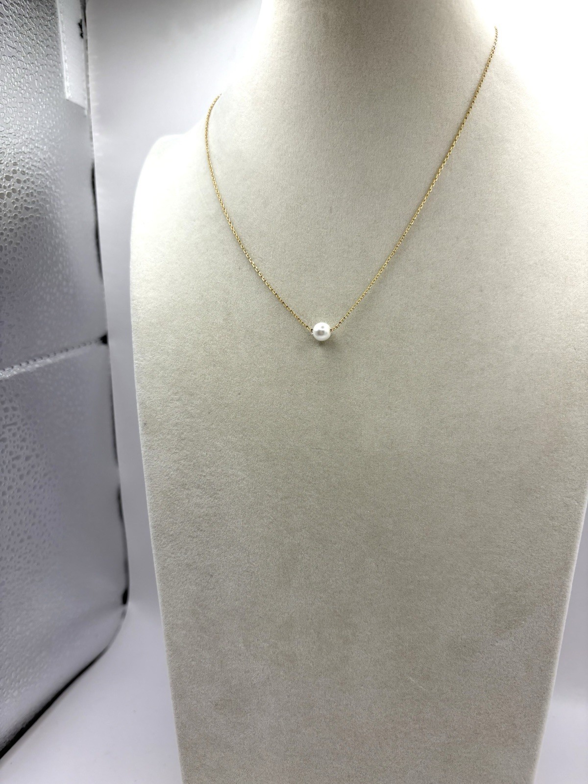 Simple Dainty Gold Tone White Faux Pearl Choker Necklace EUC