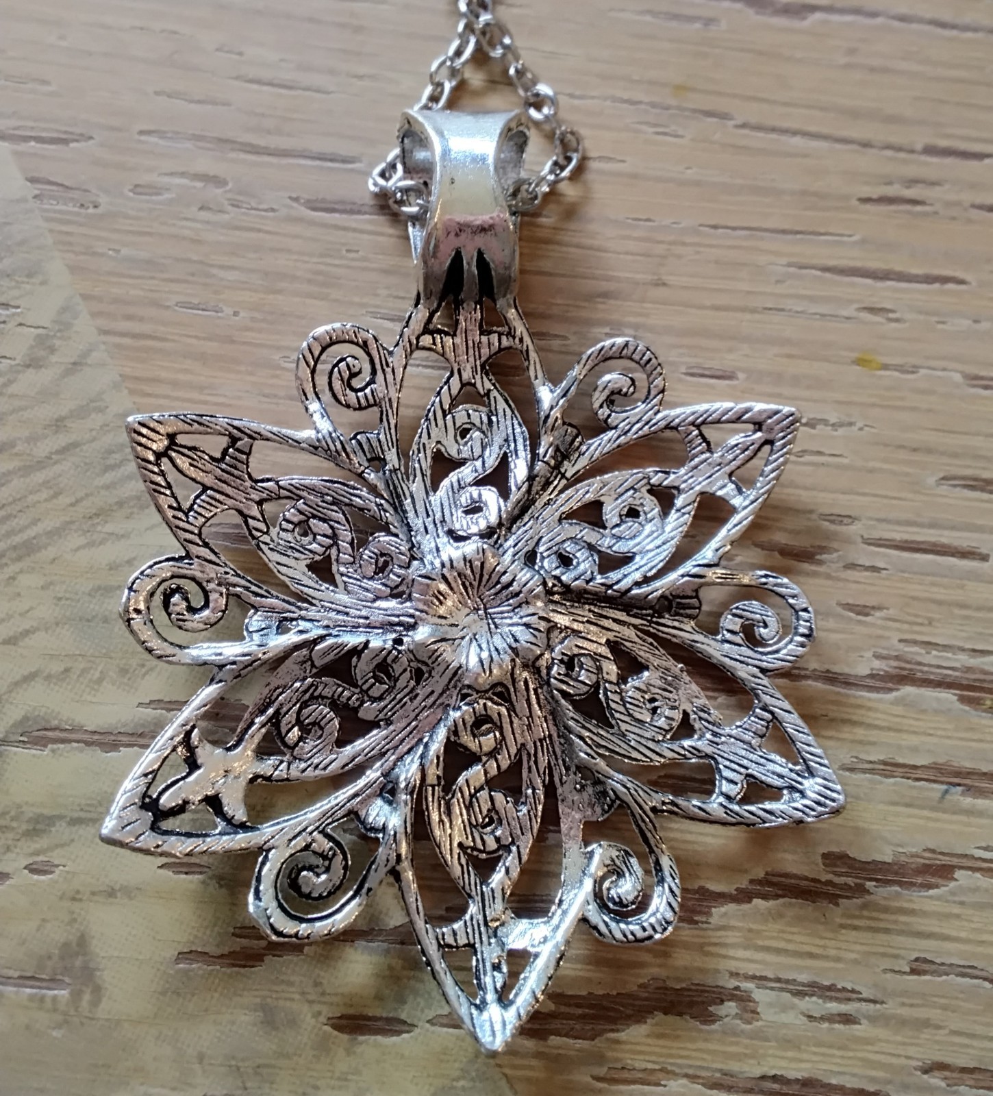 Necklace Pendant FLOWER STAR BURST 13.5″ CHAIN Silver Tone 🎁 Beautiful Jewelry