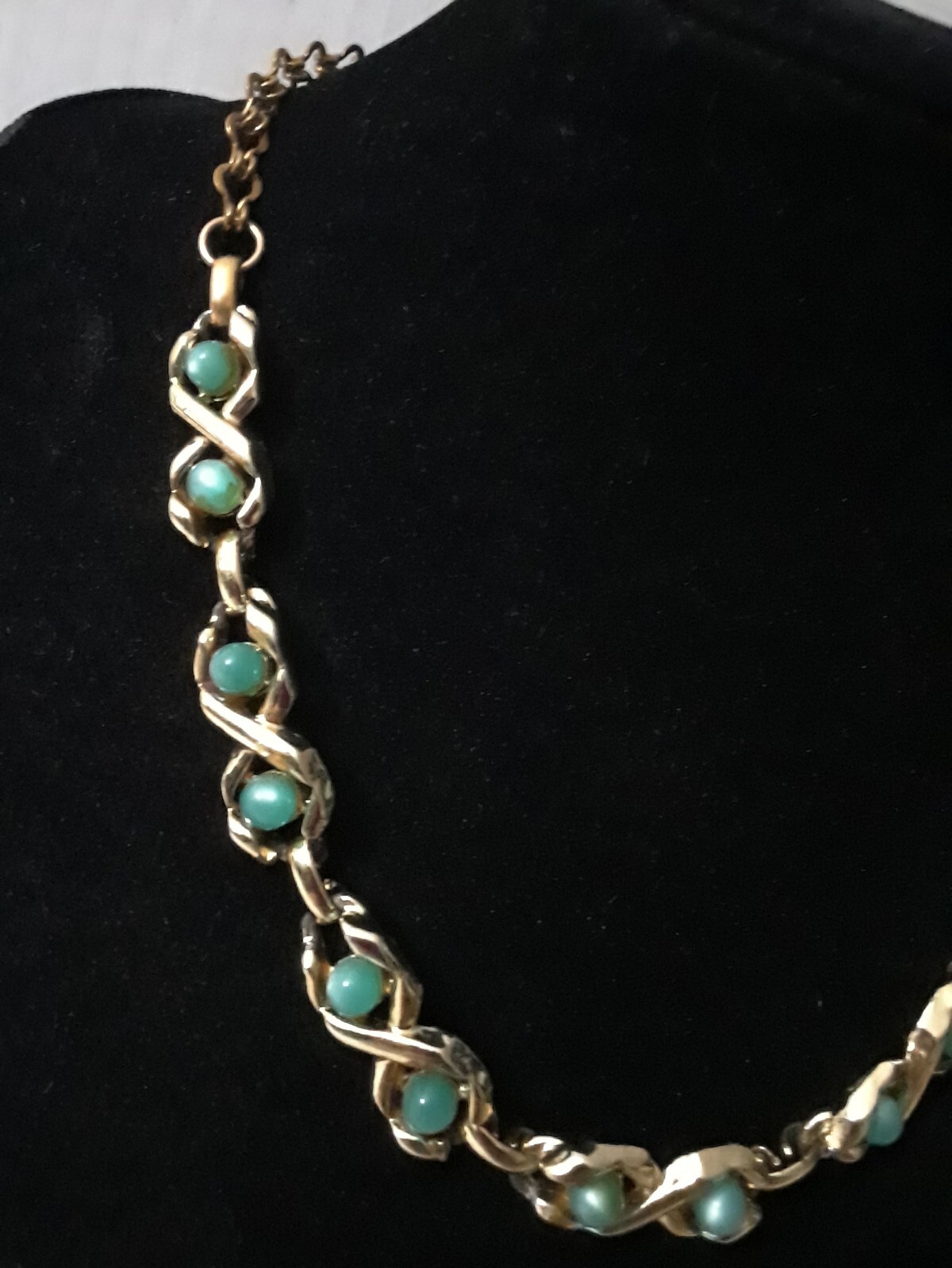Vintage Choker 14 in Necklace with Fourteen Mint Green Stones Gold Tone