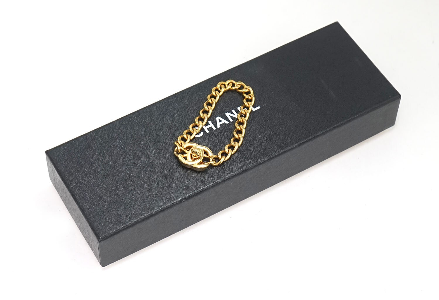CHANEL CC Logo TurnLock Vintage Bracelet 6.9″ Gold Tone 96P Auth w/Box #24055