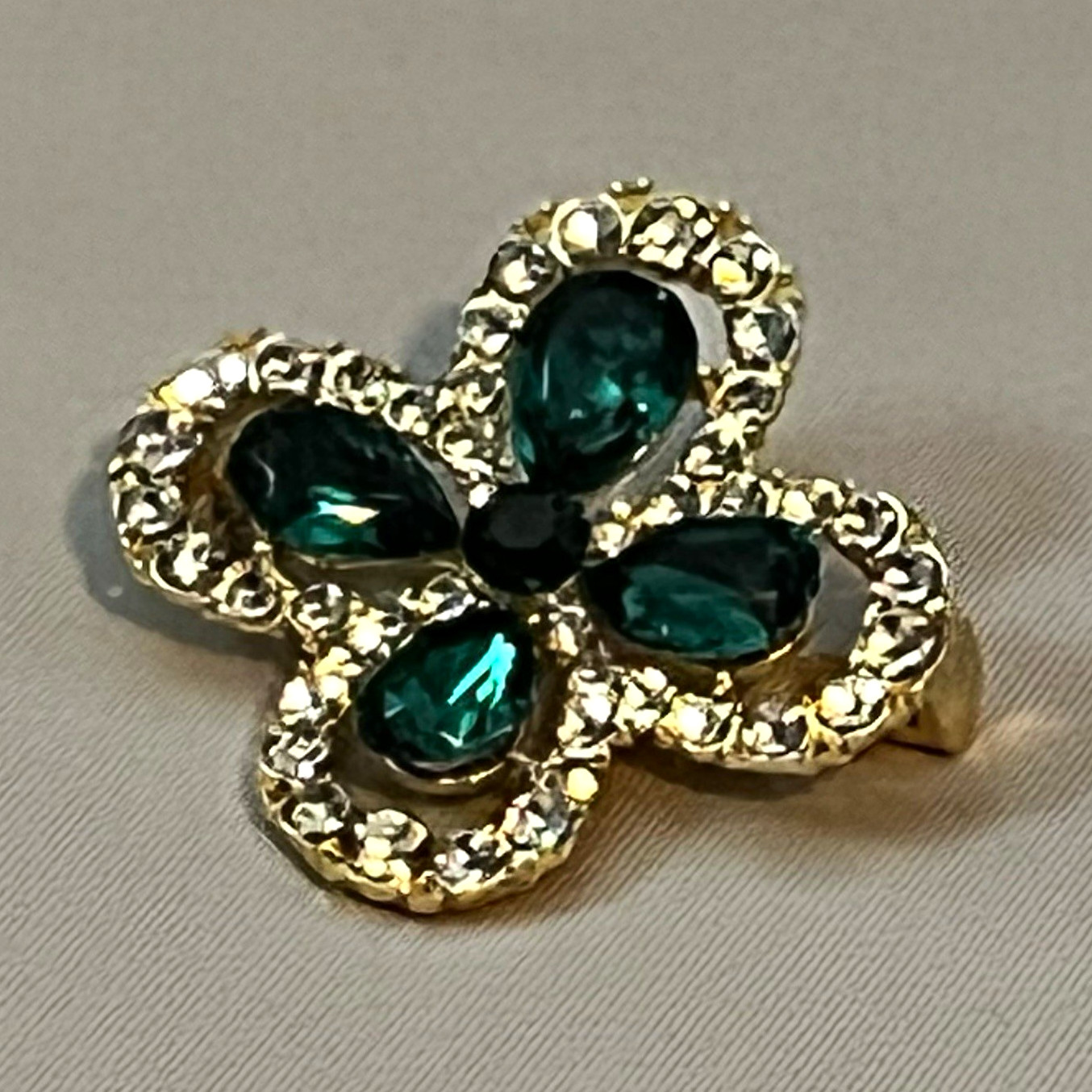 Gold Tone Green Teardrop Rhinestone Flower Brooch Pin Cluster Setting