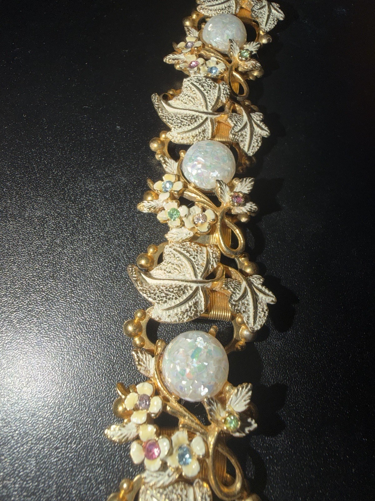 Vintage gold Tone frosted Floral Leaf Link Bracelet White Round gems 💎6.5 in
