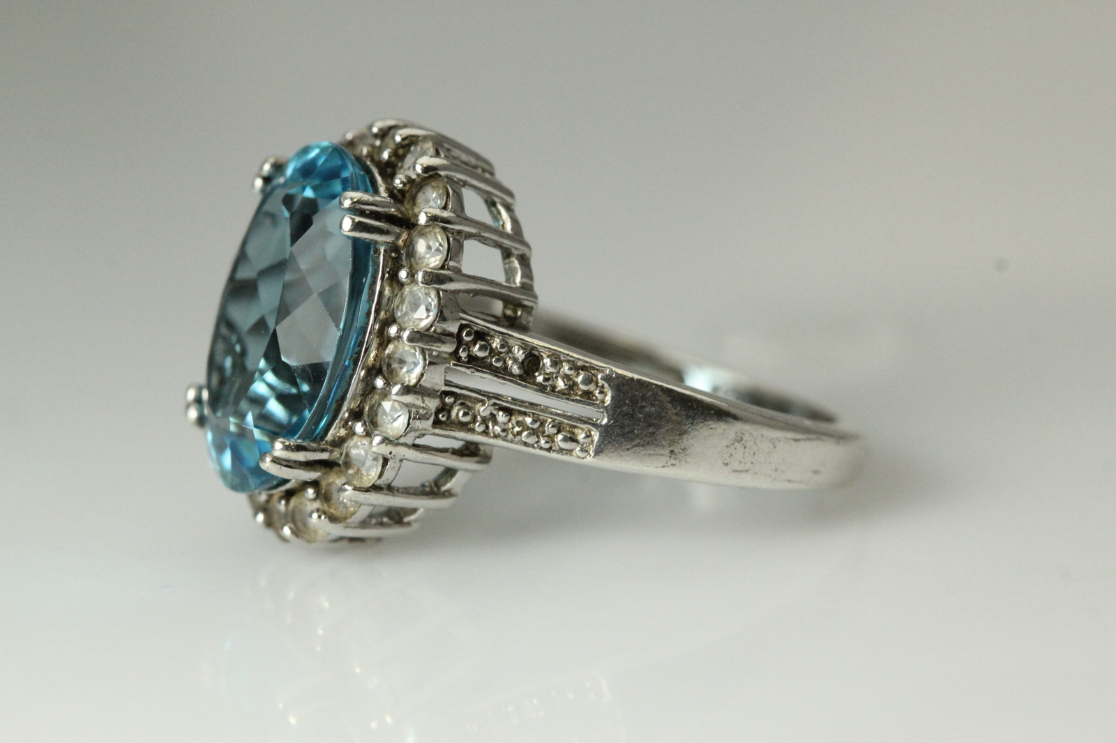 925 Sterling Silver Size 6.75 Oval Blue Stone in CZ Halo 5.1 Grams (RIN7209)