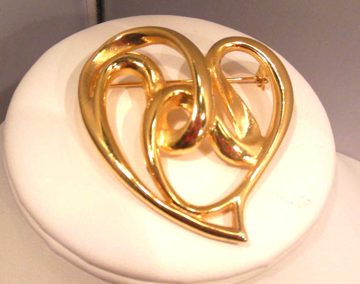 PRETTY GOLD TONE TWISTED HEART SHAPED PIN—2 1/4″ X 2″