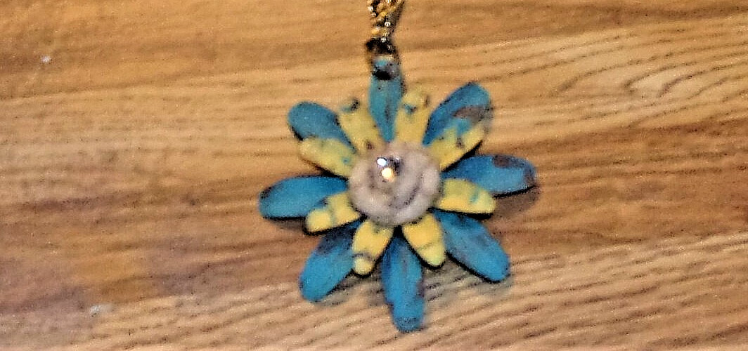 Necklace Wearable Art pretty flower and rhinestone