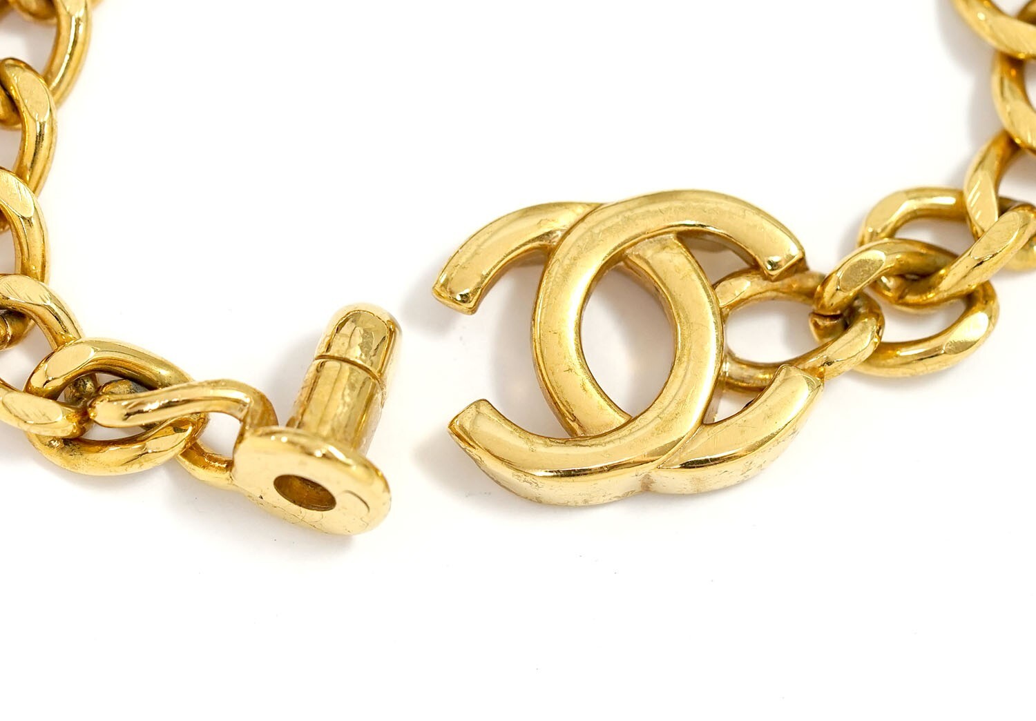 CHANEL CC Logo TurnLock Vintage Bracelet 6.7″ Gold Tone 96P Auth w/Box USED