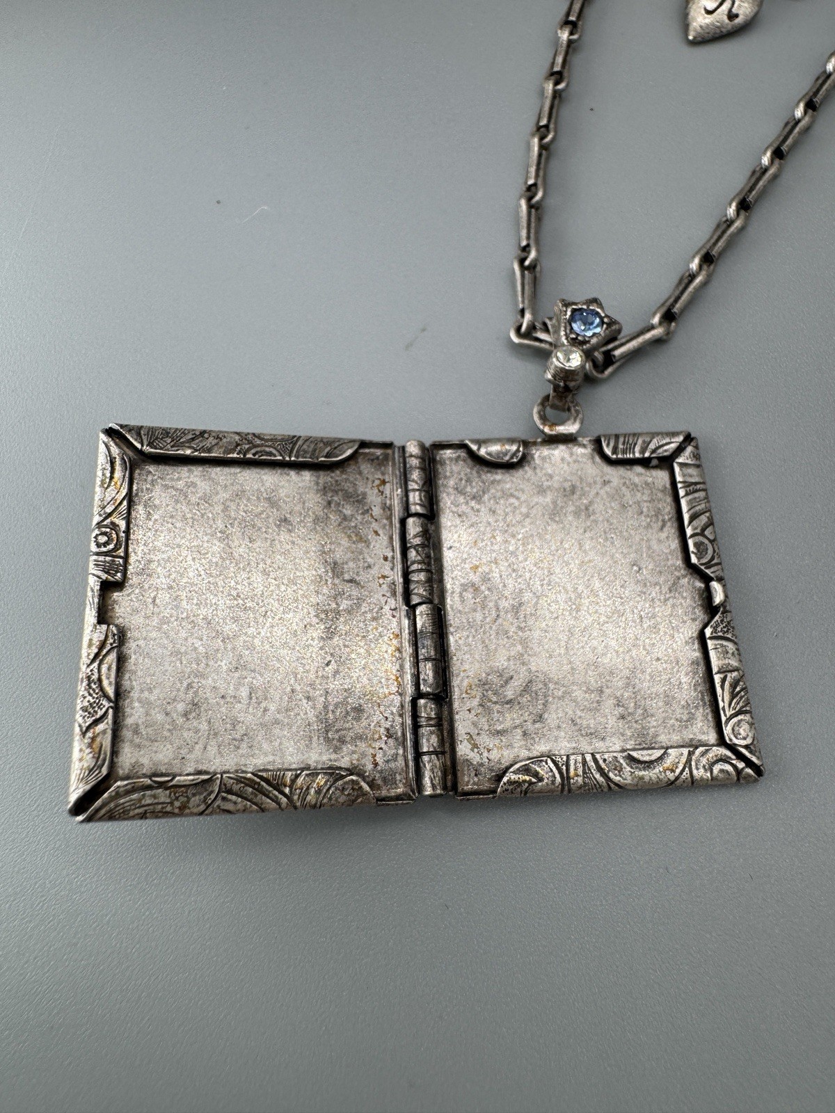 Nice SWEET ROMANCE USA SILVER TONE PENDANT LOCKET RHINESTONES CHAIN NECKLACE