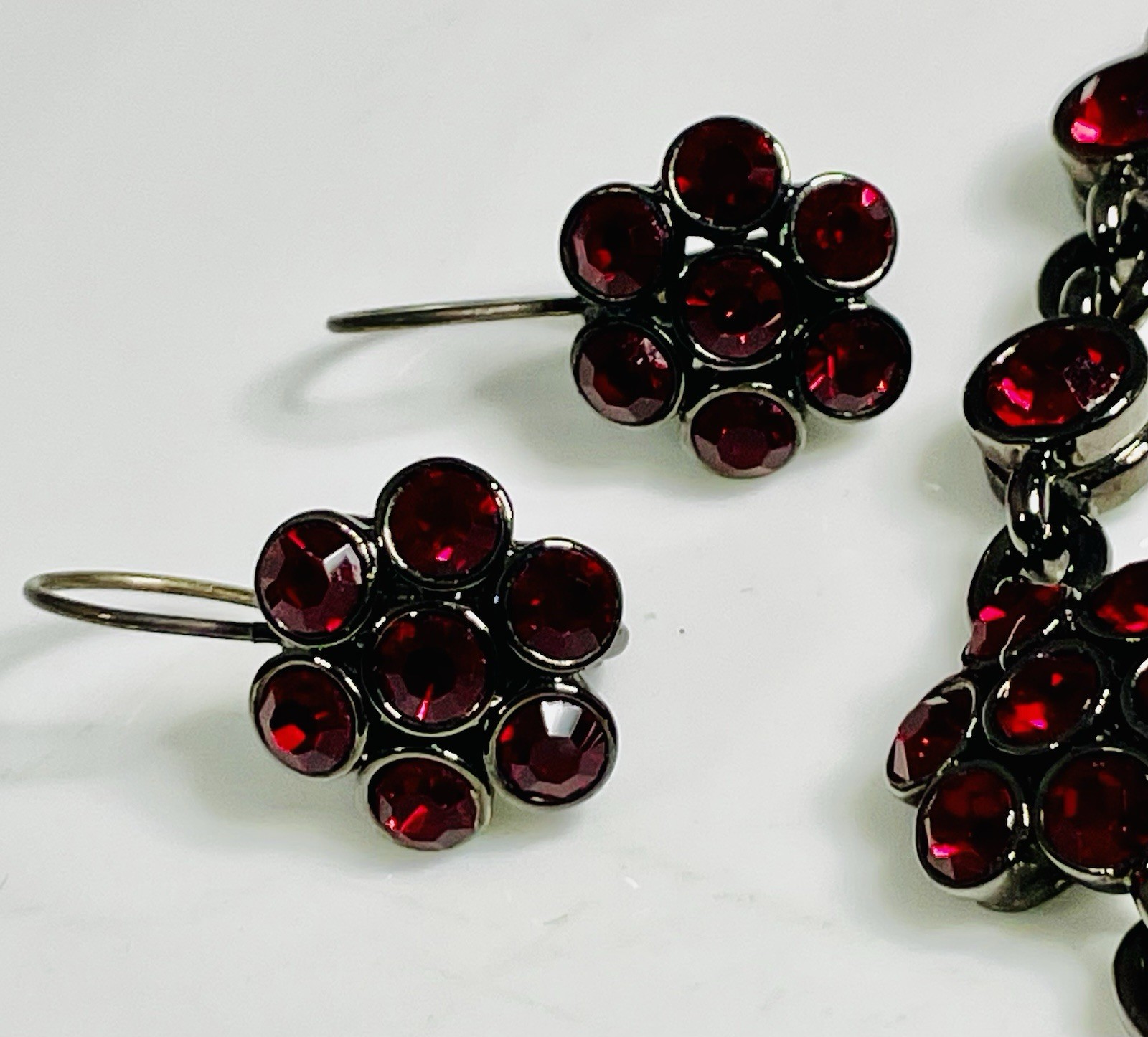 LIZ CLAIRBORNE RED Crystal Flower Cluster NECKLACE & EARRINGS Gun Metal Grey