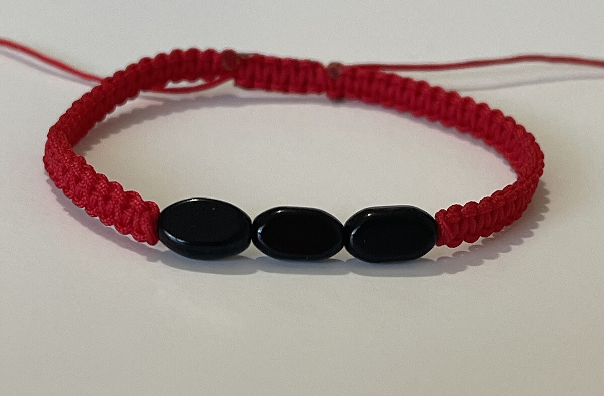 Pulsera Roja Triple Onyx Negras para la proteccion general de la vida