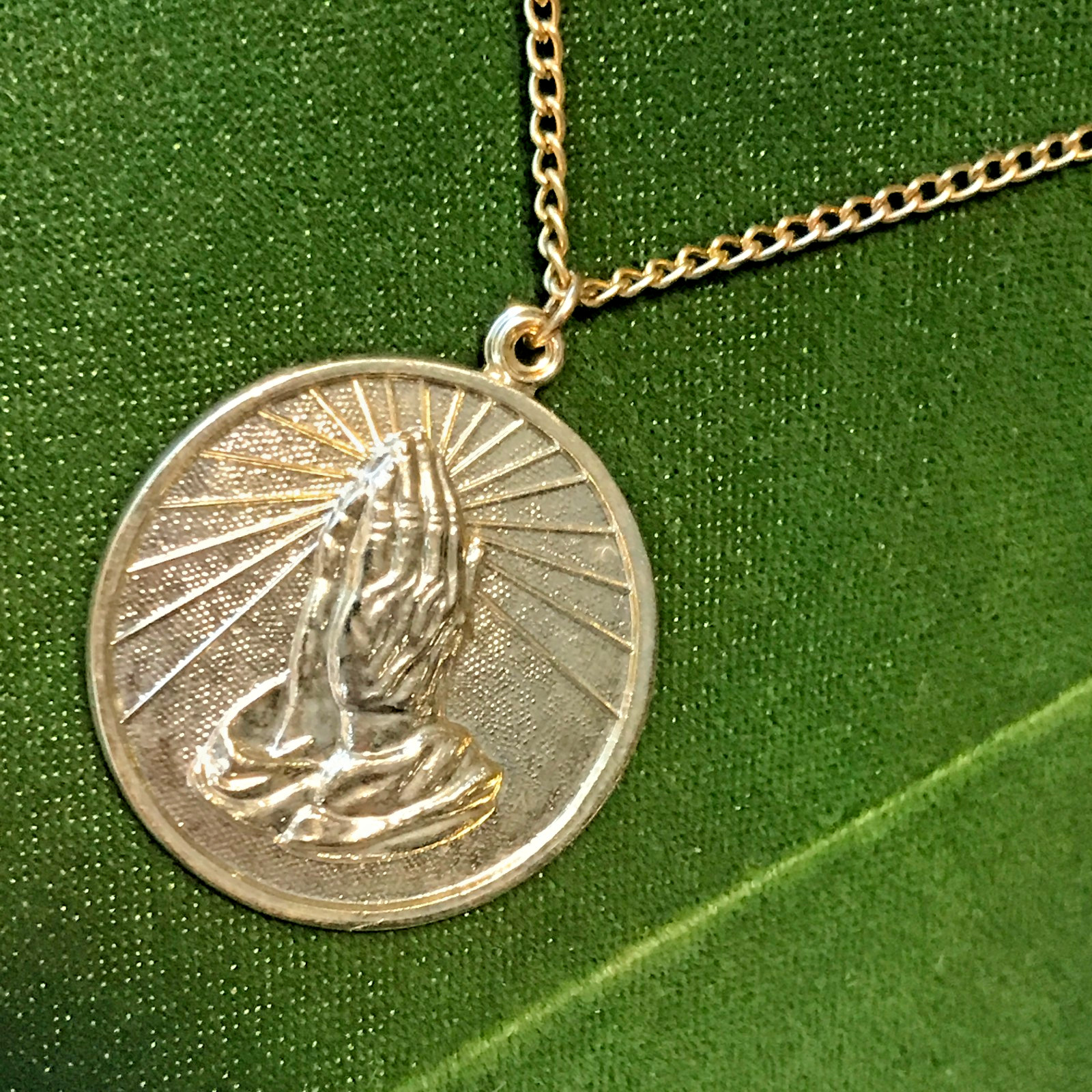 Vintage Gold Tone 1″ Praying Hands Serenity Prayer 22″ chain necklace