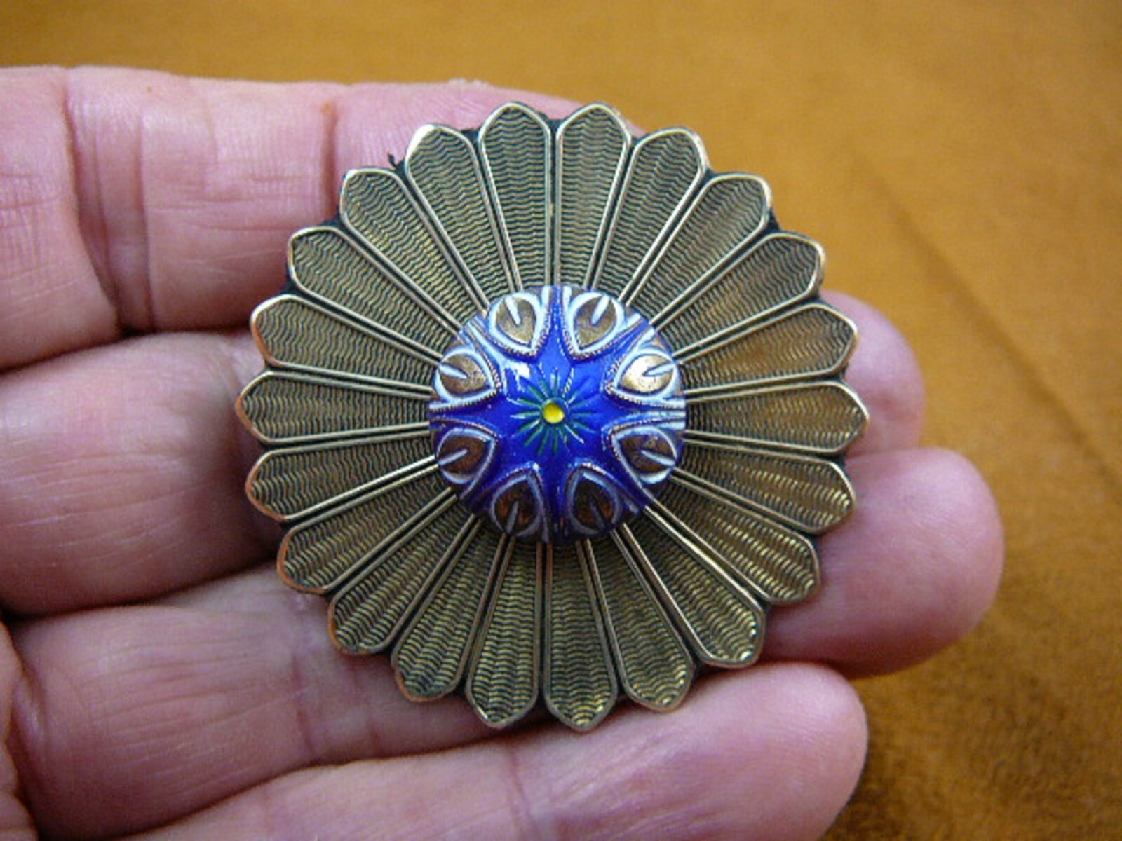 (Z18-35) blue white gold textured flower Czech glass button daisy pin brooch