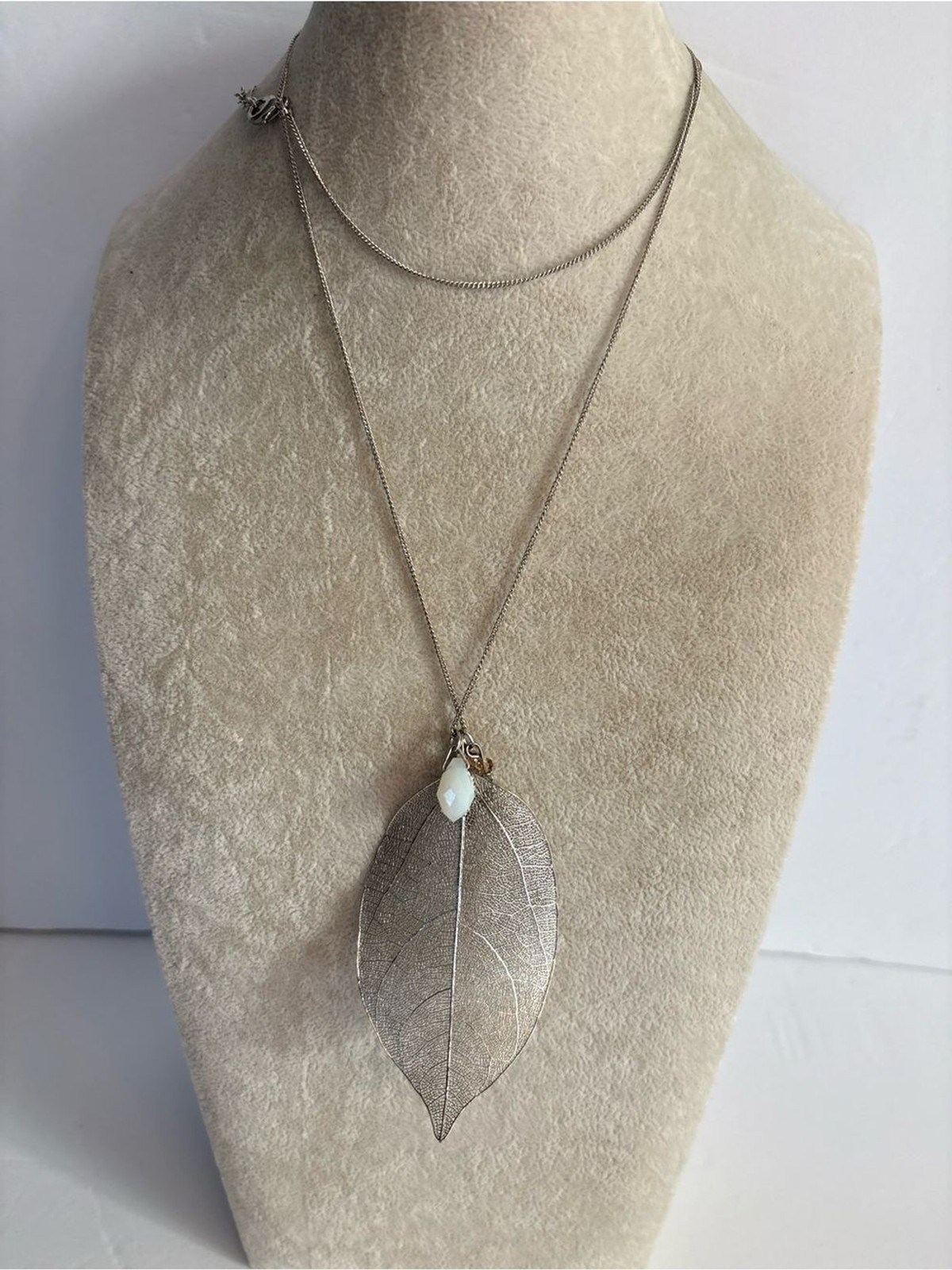 Lauren Conrad LC Leaf Pendant Necklace Silver Tone Long 30″