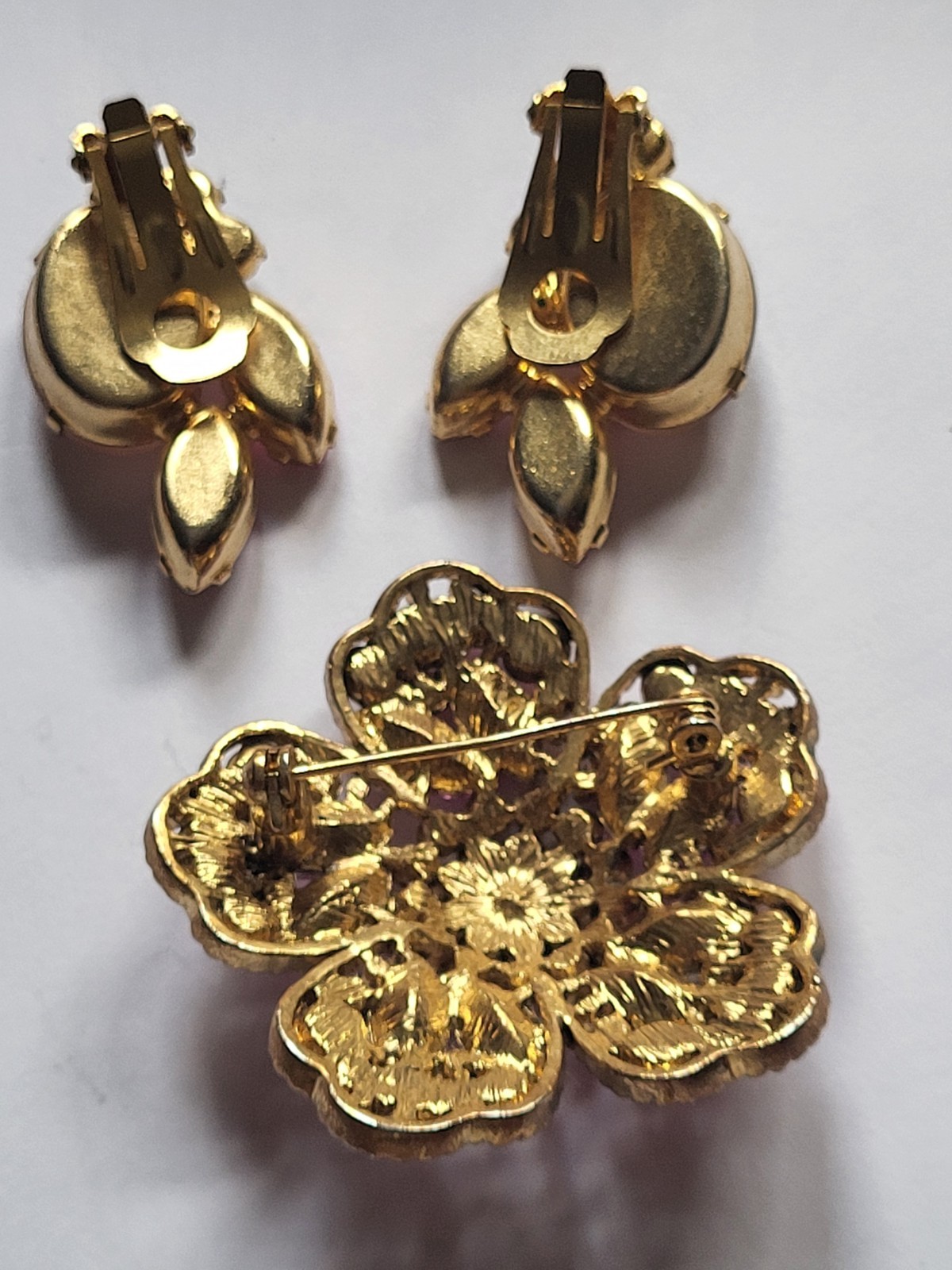 Flower Rhinestone Brooch Pin & Clip On Earrings Gold-Tone Fashion Jewelry. 1J1