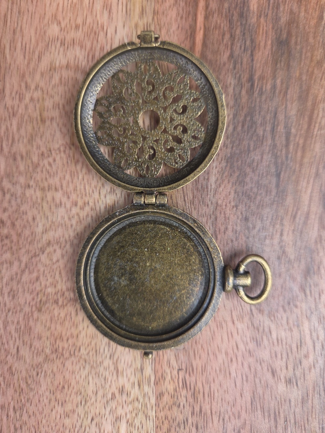 Vintage Victorian Metal Locket Pendant With See-through Front Picture