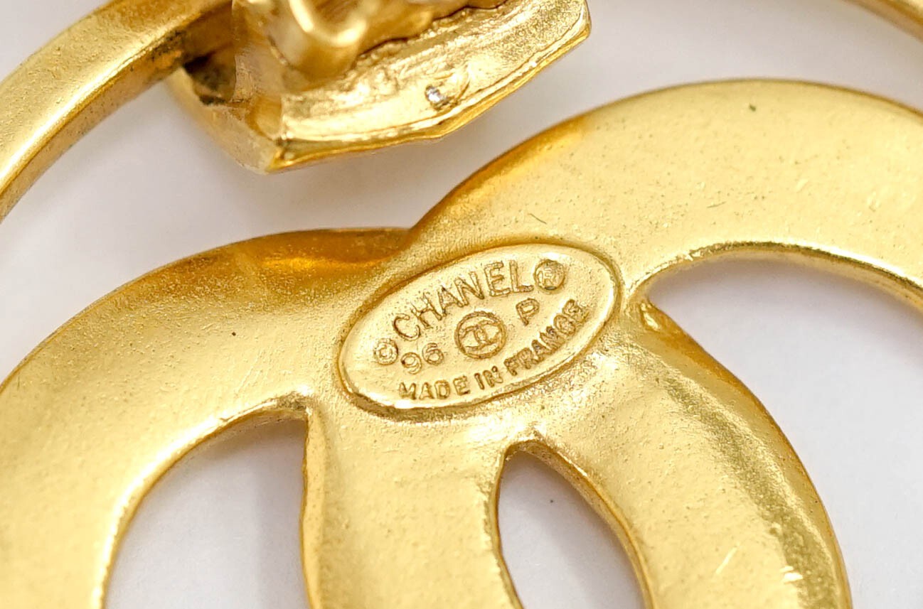 CHANEL CC Logos Round Dangle Earrings Gold Tone 96P Auth #35394