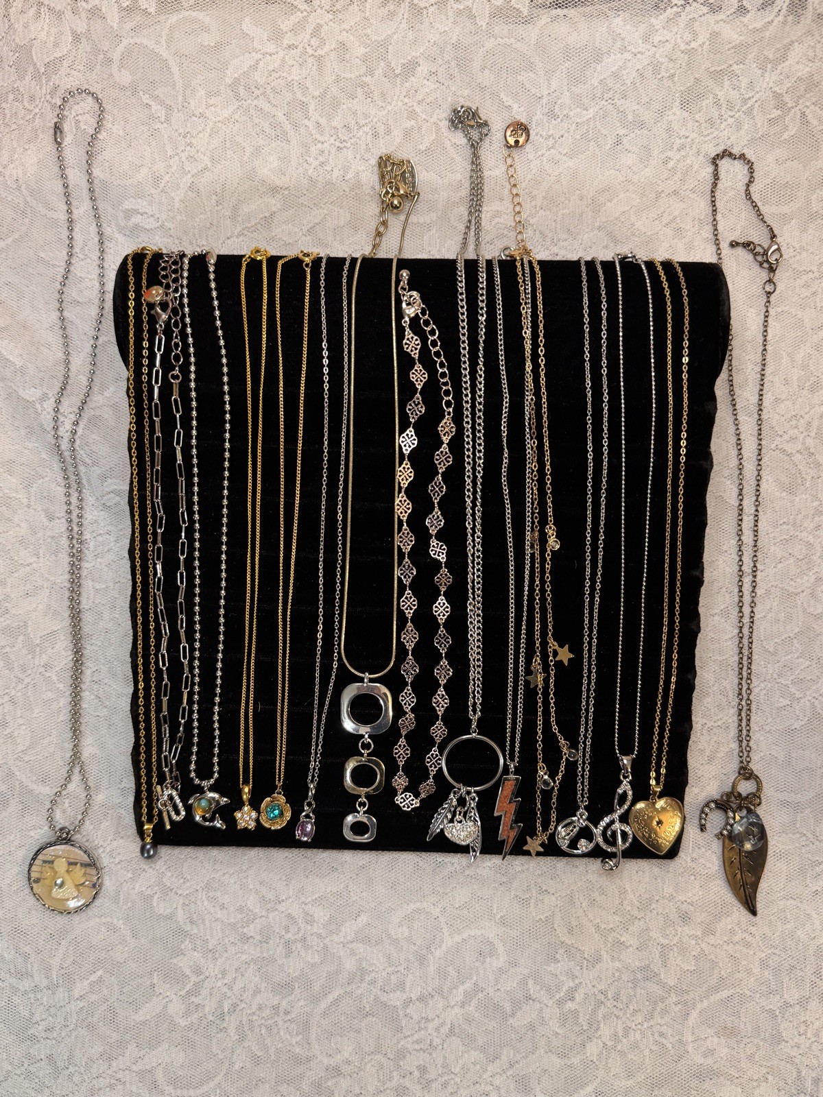 Lot of 17 Varied Necklaces for Young Women Fashion Jewelry – Modern Fashion