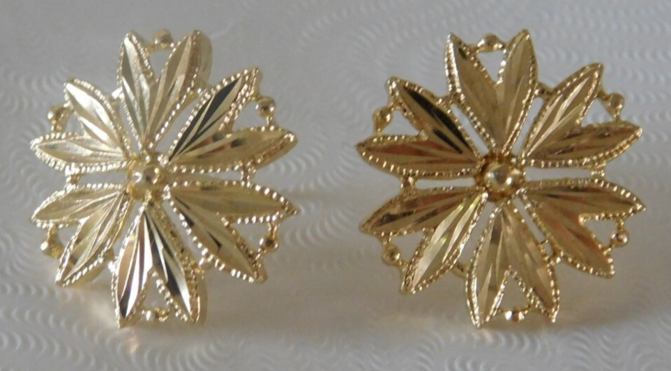 Ladies Gorgeous 14k Yellow Gold Flower Earrings, 2.7 grams