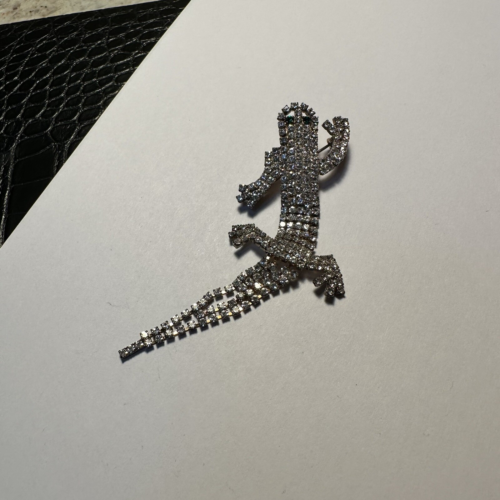 Prong Set Rhinestone Novelty Lizard Brooch Pin With Green Eyes