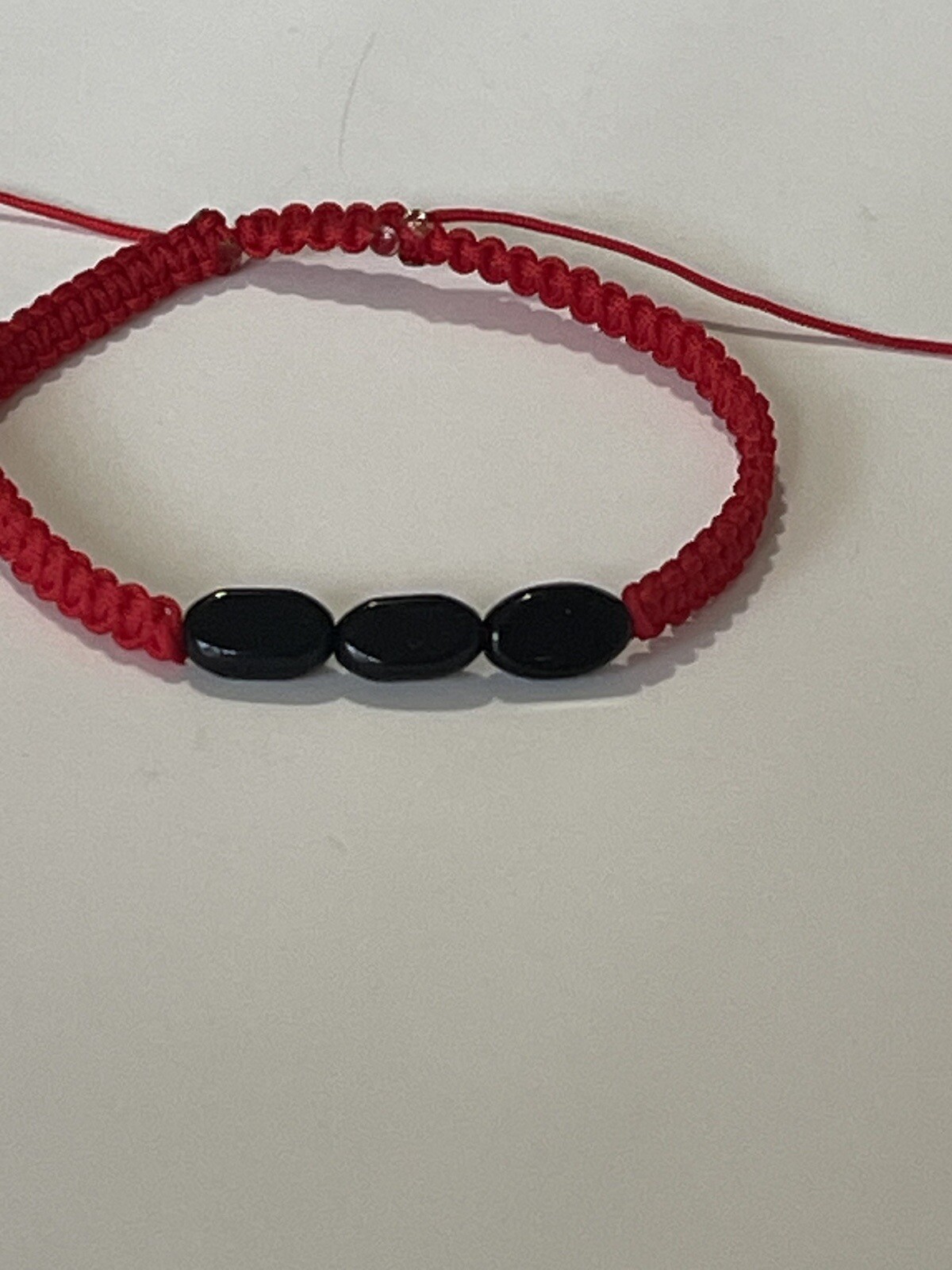 Pulsera Roja Triple Onyx Negras para la proteccion general de la vida