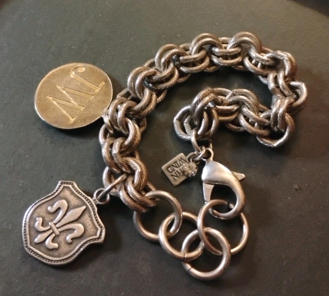 Vintage JOHN WIND Chunky Fleur De Lis and “JW” Gold Tone Charm 7″+ Bracelet!