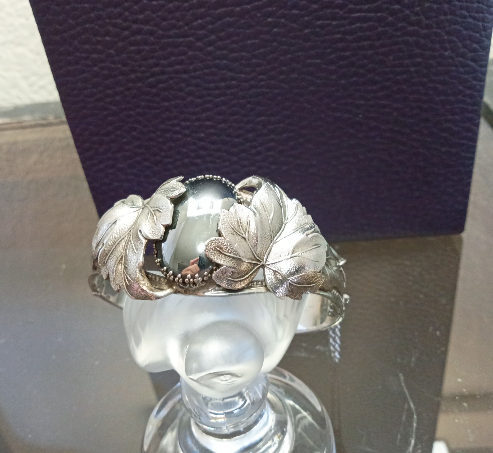 Pre loved Whiting & Davis Hinged Bracelet Silver Tone Leaf Design Hematite Stone
