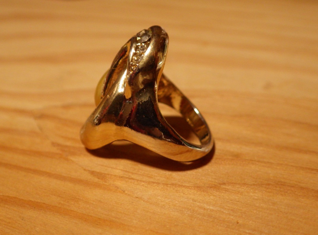 Vintage Women’s Costume Ring Large Statement Ring Fair Condition Size 7