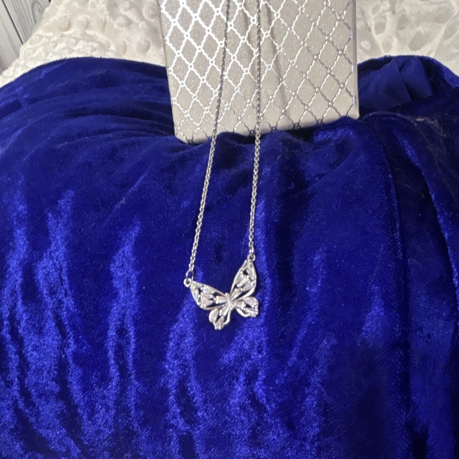 Macys Silver Tone Metal Butterfly Charm Pendant Necklace Cable Chain No Stone