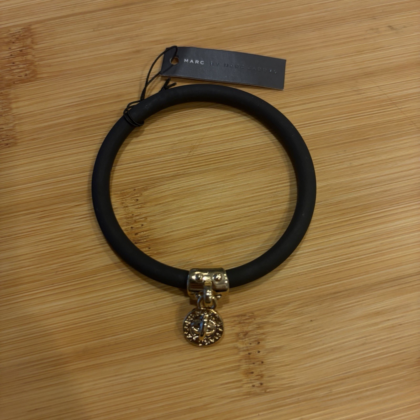 MARC BY MARC JACOBS BLACK ELASTIC SILICONE BRACELET W/CHARM (NWT $28)