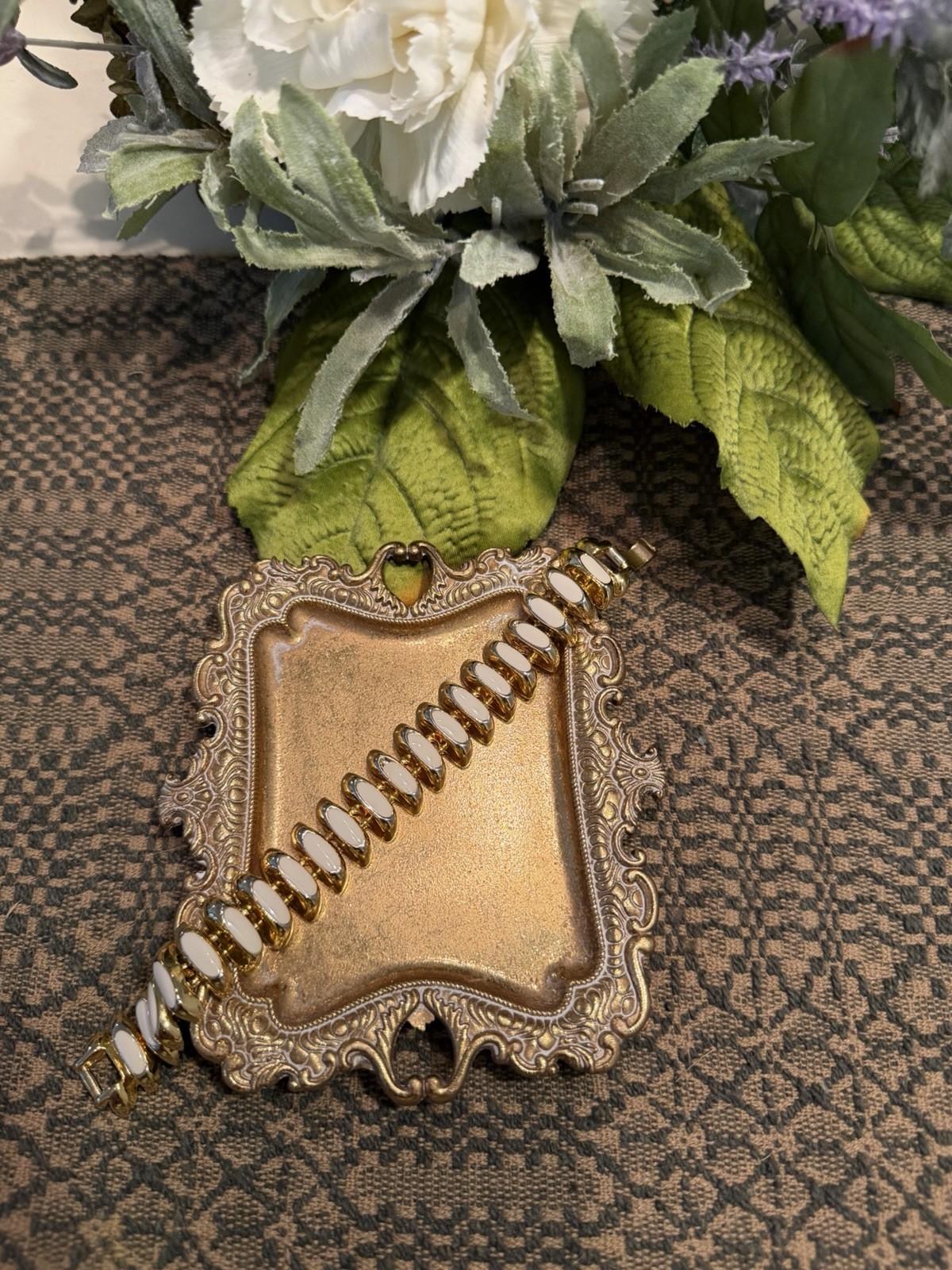 Gold Tone & White Link Chain Bracelet, Fold Over Clasp, 7.5in Metal