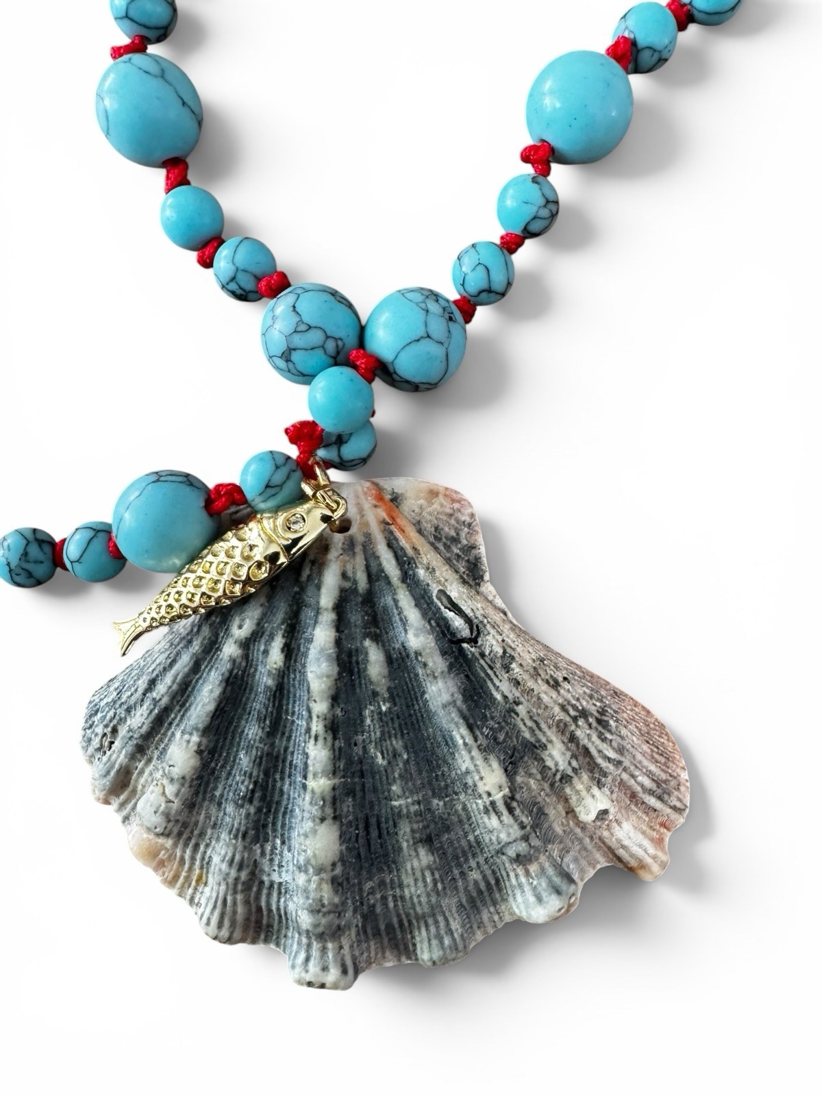 Chic real turquoise beaded necklace featuring a natural shell pendant