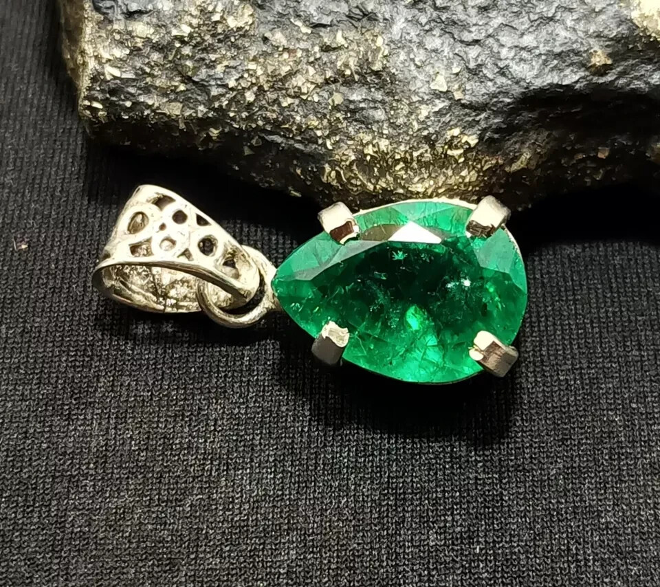 23.60Ct Certified Stunning Green Emerald 925 Solid Silver Pendant Loose Gemstone