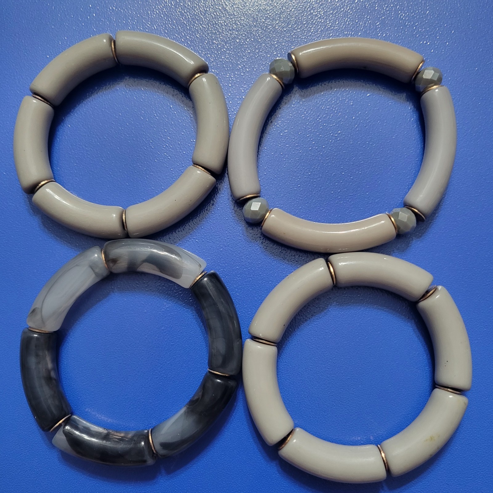 Set Of 4 Acrylic Tube Bracelets Gray Black Gold Disks Faceted Beads 6.5″ To 7″