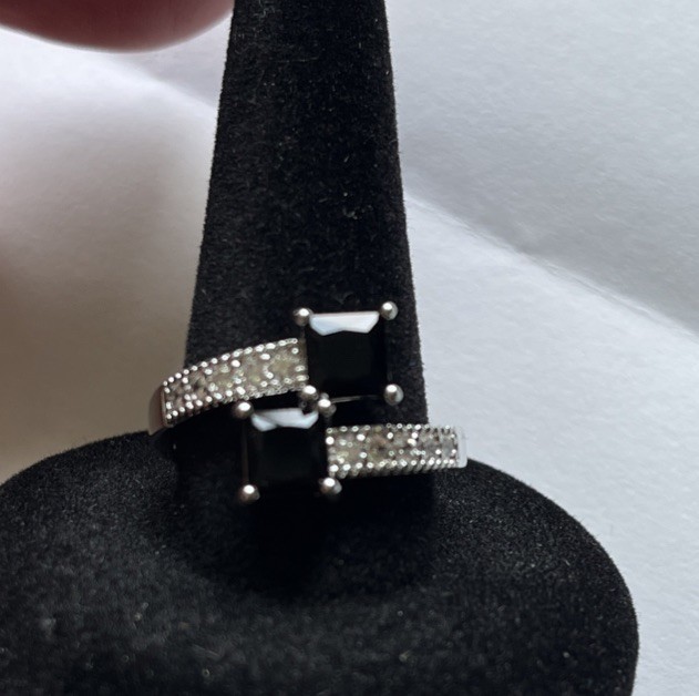 Silver Tone Ring Rhinestone Faux Onyx Stones Womens Size 6 3/4 NEW