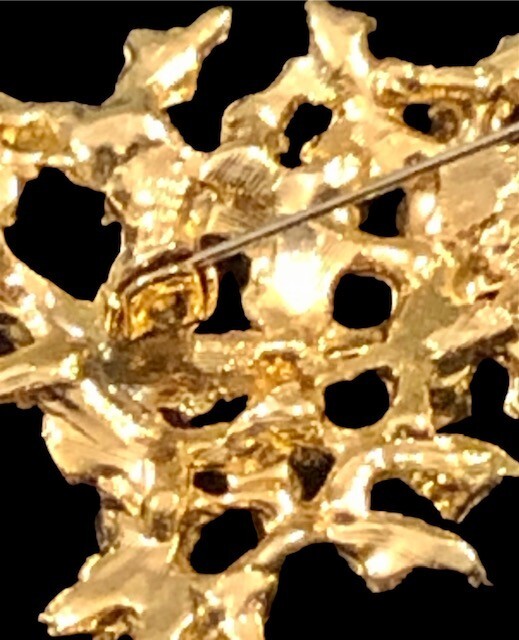 Vintage CHRISTMAS HOLIDAY TREE BROOCH PIN. Unsigned beauty.