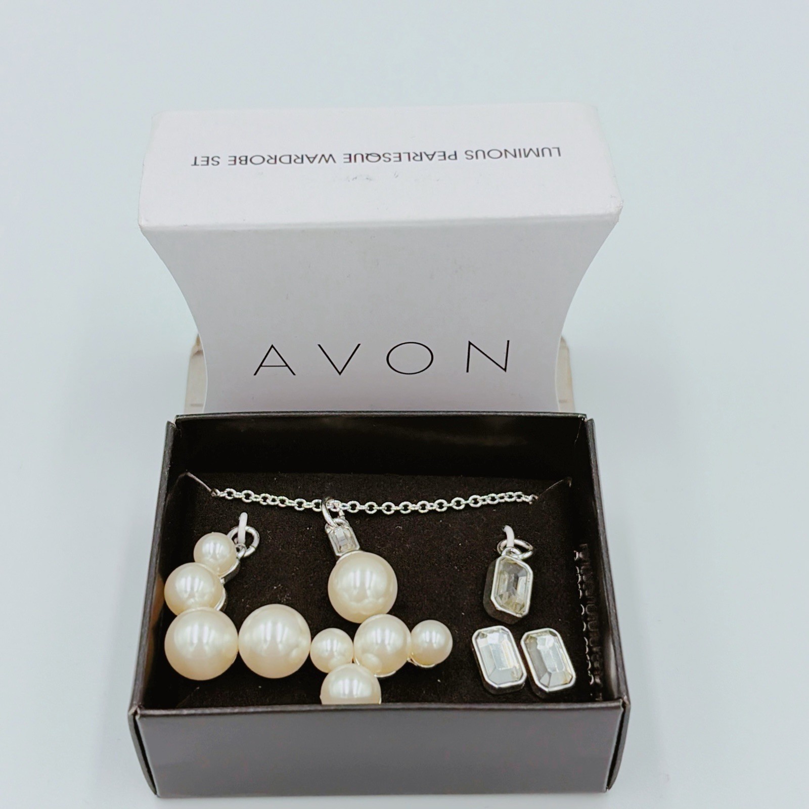 2015 Avon Luminous Pearlesque Wardrobe Set Earrings Necklace Original Box