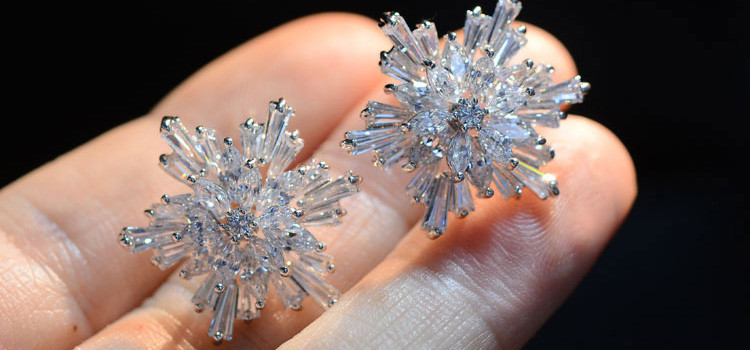 WHITE CRYSTAL CHRISTMAS SNOWFLAKE FLOWER EARRINGS MADE WITH SWAROVSKI ELEMENTS