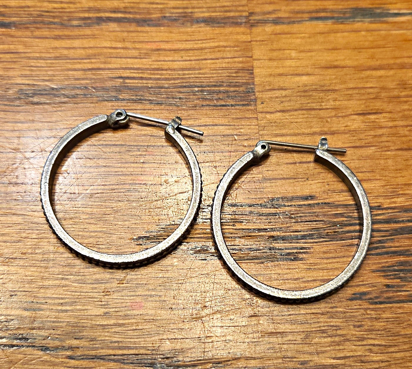 Silver Tone Round Hoop Earrings Hinged Closure Beaded Edge No Stone Metal Lobe