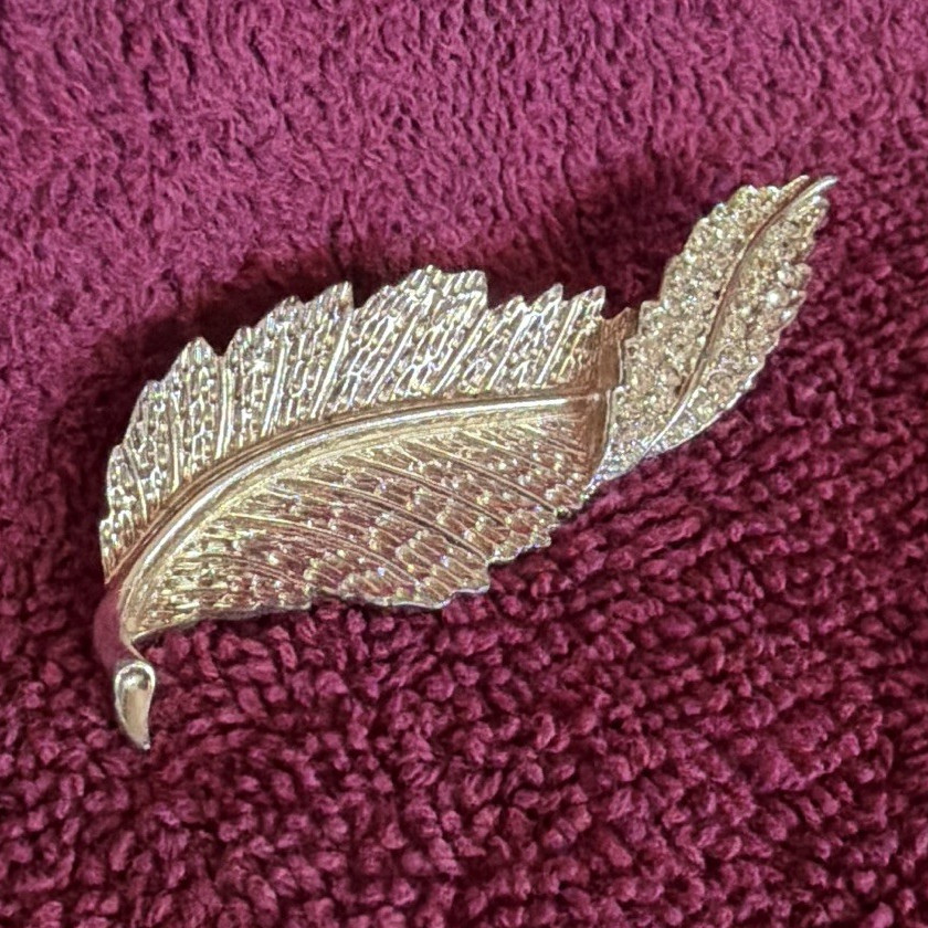 Gold Tone Leaf Brooch Pin Metal Nature Theme, No Main Stone or Secondary Stone