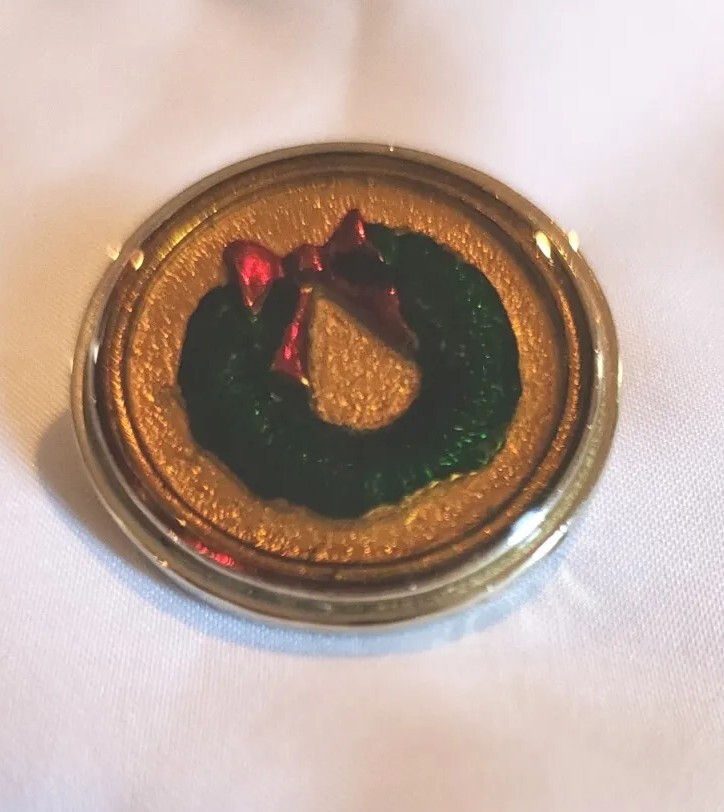 Vtg Gold Tone Round Epoxy Christmas Brooch Pin Pendant – Wreath Red Bow Hoilday