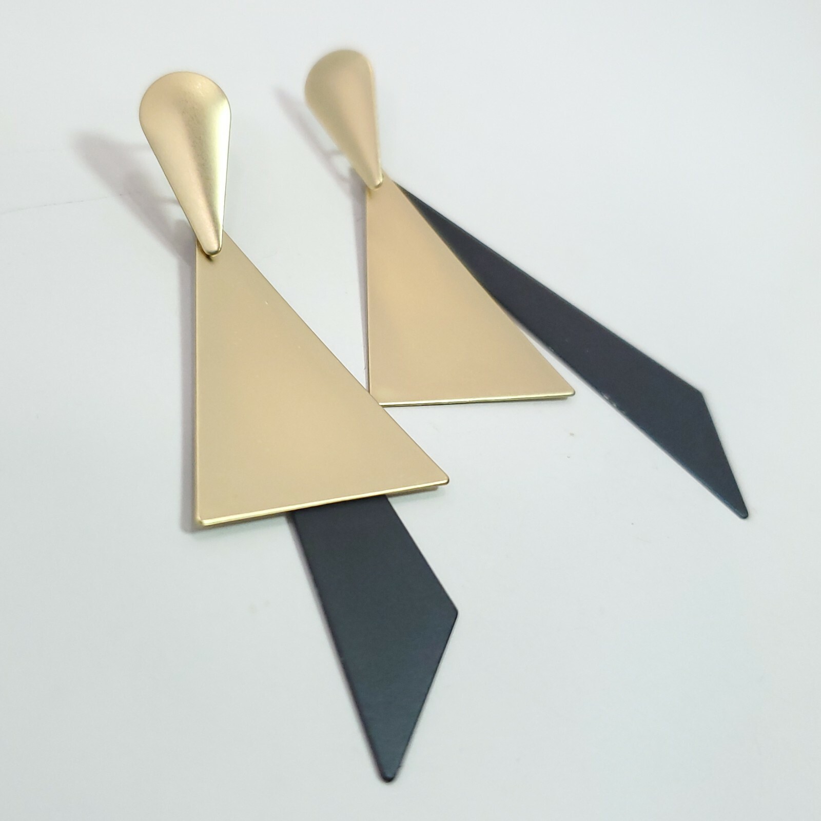 E0698 Matte Gold Black Color Geometric Triangle Shape Thin Metal Dangle Earrings