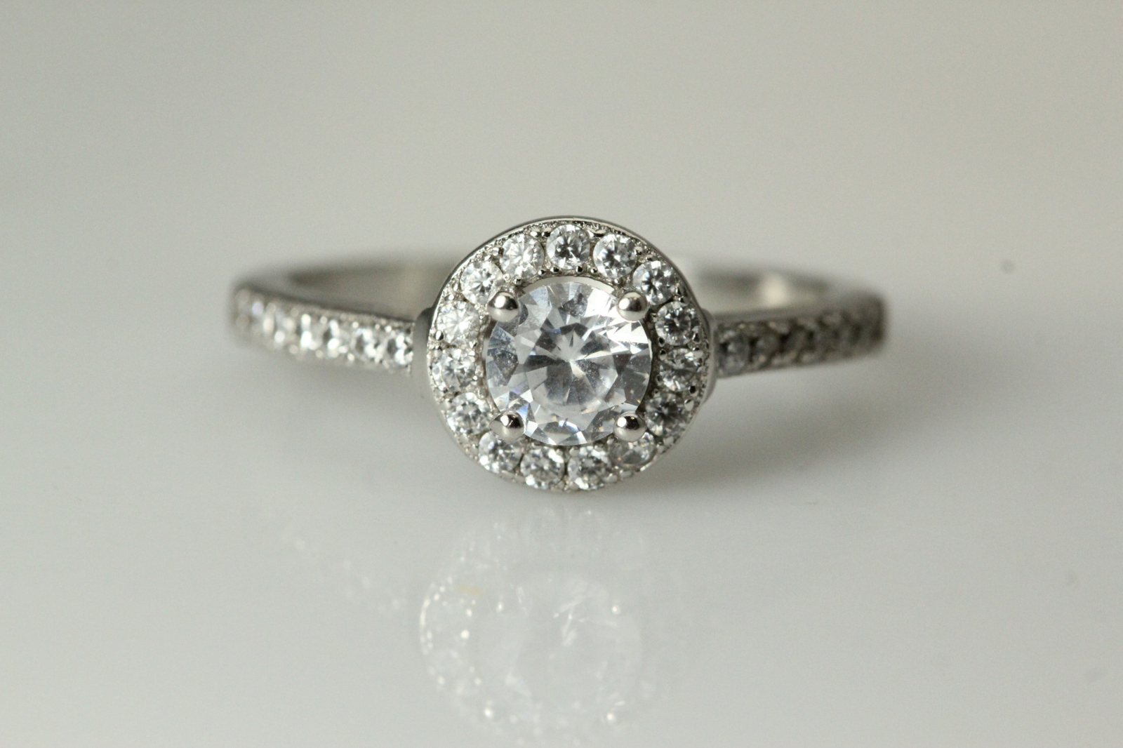 925 Sterling Silver Size 7.75 Cubic Zirconia In Halo Ring 2.7 Grams (RIN7716)