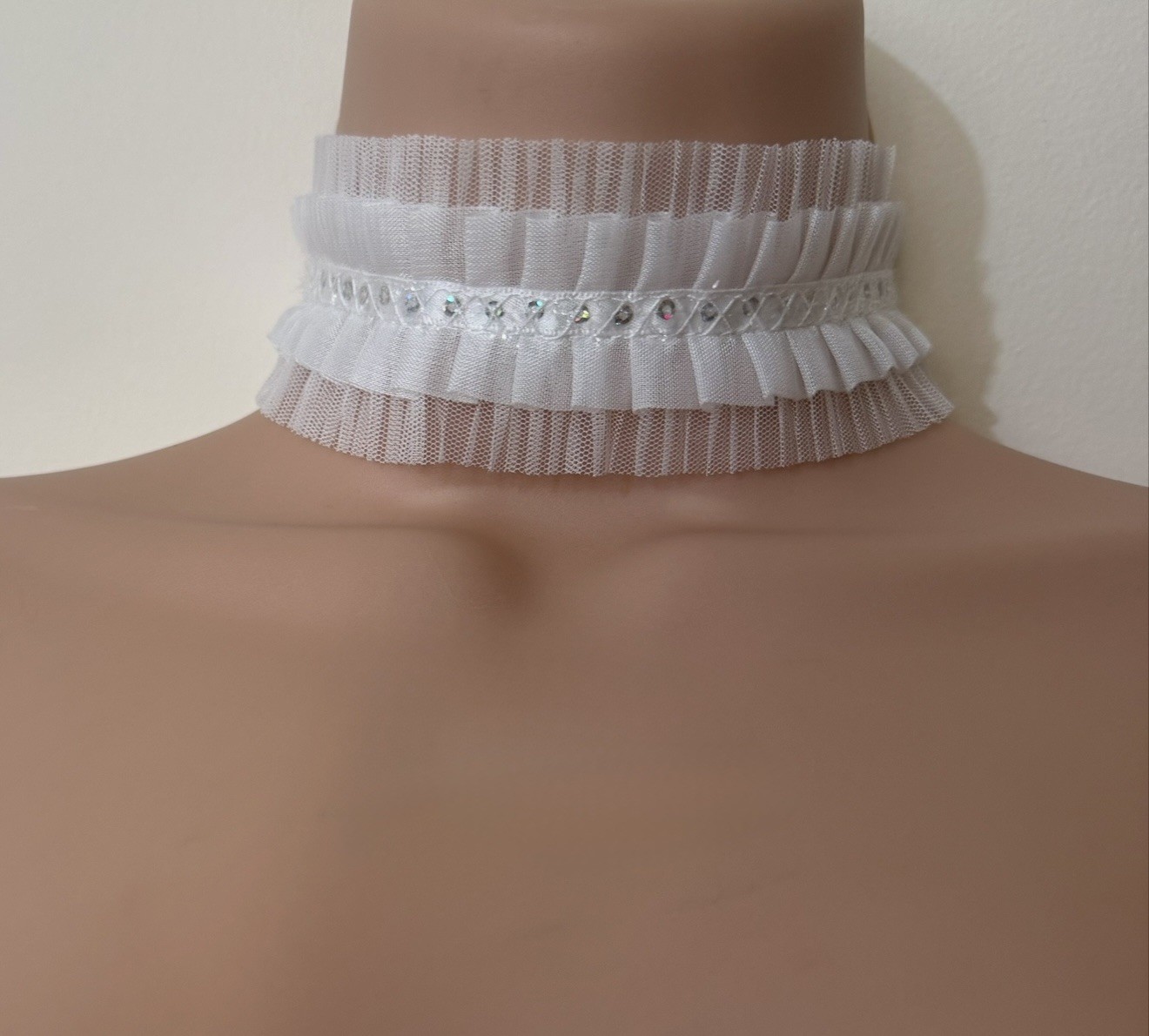 New Fashion Ladies Women’s, sequin white Ruffle mesh LACE Chakor Necklace party