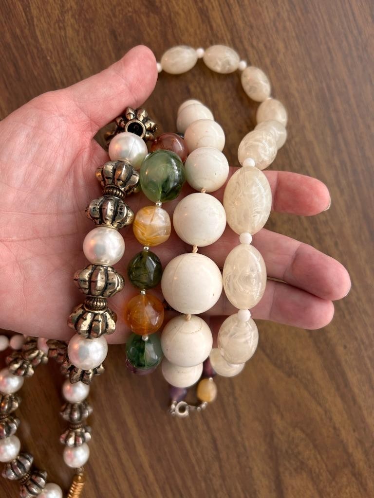 4 chunky beaded necklaces 14″ and 11″ white colors metal plastic LOT
