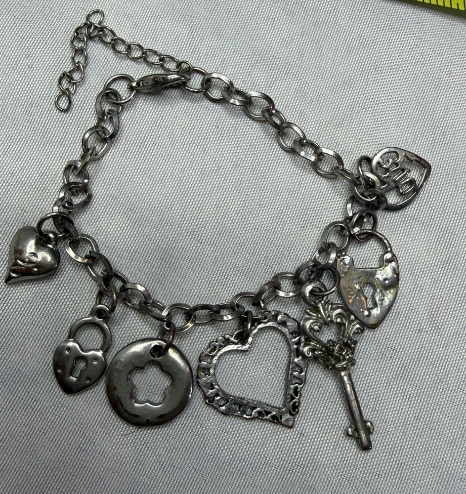 Silver Tone Oval Link Charm Bracelet Heart & Key Dangle Charms Adjustable 7in