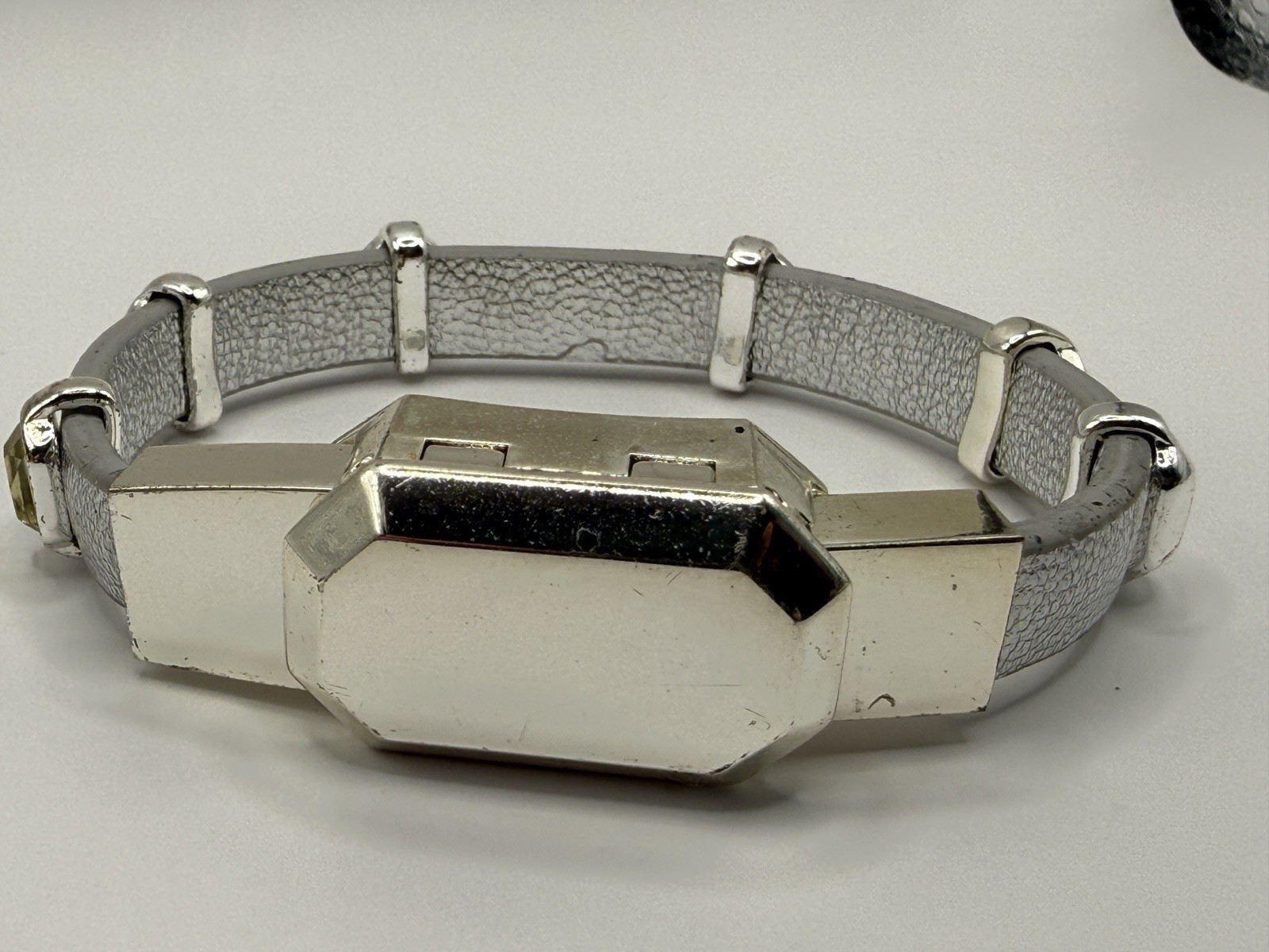 Unique Nine West Silver Tone USB to Lightning Bracelet Charging Cable Size 6.25